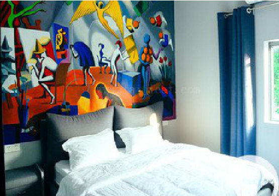 沧源对于酒店的墙体彩绘而言更注重哪些方面？